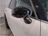 その車の印象を植え付けるのはボディカラーだけではないんです。ルーフとミラーキャップがおしゃれなMINIを形成するポイントにもなりますよ!