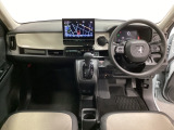車内は光触媒抗菌消臭施工済です。インパネ周りはスタイリッシュなデザインで機能や装備も充実しています。グローブボックスやカップホルダーのほかにトレーなどたくさんの収納スペースが付いています。