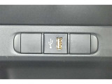 充電用USB端子付き。スマートフォンなどの充電に便利です。