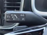 左ウィンカーレバー。日本車とは異なる配置ですが、操作は直感的。走りだせば自然と身につきます。クルーズコントロールはレバー上のスイッチで調整します。