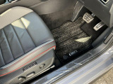 レザーシート、DCCパッケージ、テクノロジーパッケージを備えたゴルフGTI!伝統のスポーツ性能に上質な室内空間と充実の装備をプラス。走りも快適性も妥協したくない方におすすめです!