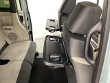 運転席・助手席の背もたれには、2列目シート用にカップホルダー付きの「格納式のシートバックテーブル」を装備しています。休憩時のちょっとした時間などカップを置いたり、小物置きに使えて便利です。