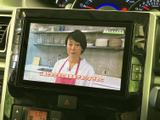 テレビ番組を画面で視聴でき、停車中の待ち時間にも映像を楽しめます。見やすい位置にモニターが備わり、乗車中にニュースや番組を確認したい時にも便利です。視聴は停車中にお楽しみいただける装備です。