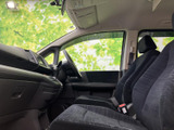 前席はゆとりあるシート配置で、運転席や車内の様子を見渡しやすい空間です。大きな窓から光が入り、落ち着いた色合いの内装とともに快適な移動を支えます。