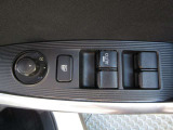 パワーウインドウと電動格納ミラーの操作スイッチを手元に集約。運転席から各機能へアクセスしやすく、扱いやすさに配慮されたレイアウトです。