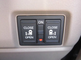 狭い駐車場や壁際でもドアをぶつける心配が少なく開けられる両側スライドドアです。両側共に電動で、開閉操作も楽々です!