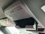 明るい色の天井は車内を広々と感じさせます。