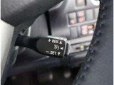 レーダークルーズコントロール(全車速追従機能付)付きです。車速に応じて追従支援してくれるので、ロングドライブも快適です。詳細は販売店スタッフまでおたずねください。