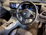 【ハンドル】ドライバーとBMW車の一体感がダイレクトに伝わるステアリングホイール。形状・太さへの拘りに加えて、操作性を高める為にスイッチ類も配置。クイックかつ安定のドライビングを体感下さい!
