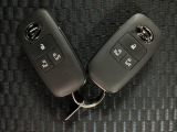 電子カードキーを携帯していれば、ドアハンドルやバックドアのリクエストスイッチを押すだけでドアの施錠・解錠が出来ます♪もちろん 遠隔操作も可能です!盗難防止のイモビライザー機能装備ですよ ☆