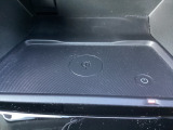 エンジン稼働中にQi規格に対応したスマートフォンなどを置くだけで、充電ができるワイヤレスチャージャーを搭載しています。