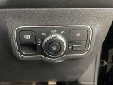 メモリー付きパワーシートが装備されている車両はシートの位置・ドアミラーの角度・ハンドルの位置を3名まで記憶出来ます。