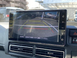 後方の映像と進行方向の目安となる線が画面に表示され、駐車時の周囲確認をサポート。車庫入れや狭い場所での切り返しなど、日常の駐車場面で役立ちます。