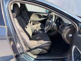 WHIPSは追突事故でむち打ち症を効果的に防ぐボルボのセーフティイノベーションです。衝撃を受けるとフロントシートのバックレストとヘッドレスト全体が乗員と一緒に動いて頸部をサポートします。