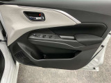 【運転席ドア】ドリンクホルダーと収納ポケットがあります。