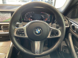 BMWのステアリングのリムは、一般的なものより少し太めにデザインされています。 これはタイヤやステアリングシャフトなどを介して伝わる路面からの入力を、しっかりと把握するためです。