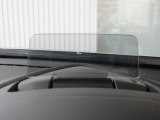 運転席上部にはヘッドアップディスプレイが搭載されています、運転に必要な情報がスマートに確認頂けます。