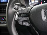 ハンドルにオーディオ操作用スイッチを備え、手を放さずに操作可能。安全性と利便性を両立しています。