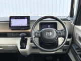 水平基調でスッキリとしたフロントビュー。広く見渡せて運転に安心をもたらします