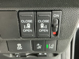 パワースライドドアの開閉はスマートキーのリモコンやドアノブは勿論、運転席側のスイッチ操作でも開閉ができ、安全・簡単です