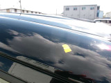 ルーフの運転席側前方にキズがあります。