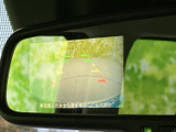 後方の様子を画面で確認しながら駐車でき、車庫入れや狭い場所での切り返しをサポートします。目安となるガイド表示もあり、周囲を目視で確認しながら後退する際に便利な装備です。