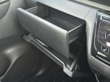 助手席前のグローブボックスの画像です。