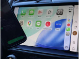 【アップルカープレイ・アンドロイドオート対応】 スマートフォンを接続することによって、対応アプリをナビゲーション画面で使用することができます。 ※動画アプリ等を表示するためには別途機器が必要。