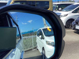 ブライングスポットモニター♪走行中、斜め後ろに車両の存在を検知すると、その方向のドアミラー鏡面上にマークを表示しお知らせ。