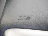 ◆助手席エアバッグ◆SRSエアバッグは、シートベルトだけでは防ぎきれない衝突時の衝撃から乗員を守るための安全装置。衝突時に瞬時に膨らみ、頭部や胸部がダッシュボードに直接衝突するのを防ぎます。