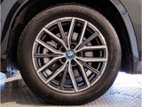 【BMWアロイホイル】軽量かつ強度に拘ったアロイホイル。走行性能ポテンシャルを引き出す設計。車の足元を引き締めてくれる大きなポイントはアロイホイルです。