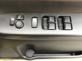 パワーウィンドウやドアミラーのスイッチ等は運転席右側へ集中してます