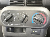 寒い冬も暑い夏も全席に快適な空調を届けてくれる、ダイヤル式エアコンを装備♪