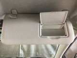 運転席サンバイザー裏にはバニティミラーも装備されております。
