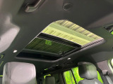 スライディングパノラミックルーフは車の屋根に設けられた開閉可能なガラス窓です。車内に光を採り入れて開放感を高め、換気も効率的に行えます。