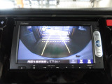 バックカメラの画像です。ガイドラインがスムースな車庫入れをサポートいたします。車庫入れの安心感がアップしますね。