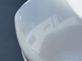 右サイドミラーに線キズがあります。