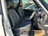 運転席まわりです。実際に座ってみて、乗り心地を体験してみてください。