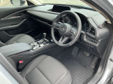 正しいドライビングポジションが取れるコクピットは、マツダ車共通の一丁目一番地です。リラックスして運転に集中できる環境は、安全にも繋がります。