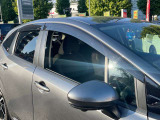 プラスチックバイザーで雨の日も車内換気で気分良くドライブ出来ます