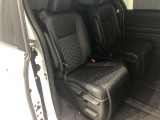 【後部座席】も当然、綺麗・清潔に仕上げております。内装の綺麗なお車は気持ちが良いですし、コンディションのいい車が多いです。これもオススメの1台です。
