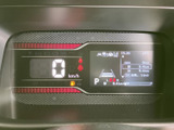 速度やシフト位置、燃料残量などの情報がまとまって表示され、運転に必要な状況を確認しやすいレイアウトです。視線移動を抑えてチェックできます。