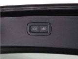テールゲートには、スイッチ一つで開閉可能な電動開閉機能を装備。また、リアバンパーの下で足を動かすだけで開閉できる、ハンズフリー・オープニング/クロージング機構も搭載しています。