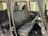 乗降がしやすい運転席。高さが調節できて小柄な方でも運転しやすいポジションをとることができます。
