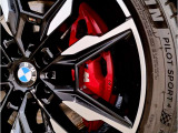 BMWの純正アロイホイールは軽量かつ強度にも優れているホイールで走行性能を引き上げる設計になっております。足元にもBMWは妥協がなくこだわっている個所になります。