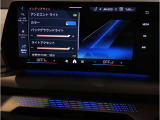 【ⅰドライブナビゲーション】文字情報も鮮明に表示する高解像度カラーディスプレイを採用。視認性に優れた地図デザインと特徴的な建造物を目印にした描写表示で現在位置を把握できます。地図データの更新も可能です