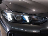 BMWの伝統の丸目4灯ヘッドライトでございます。LEDライトで視認性もよく明るく安全性の向上につながります。