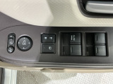 狭い駐車場で便利な電動格納ドアミラーが付いています。