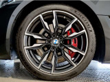 BMWの純正アロイホイールは軽量かつ強度にも優れているホイールで走行性能を引き上げる設計になっております。足元にもBMWは妥協がなくこだわっている個所になります。
