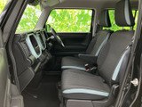 前席まわりは視界が広く、運転席と助手席それぞれにゆったり座れる配置です。座席の柄と淡い色のアクセントが室内にまとまりを生み、足元も見渡しやすくなっています。